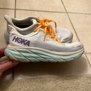 HOKA SIZE 9